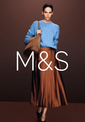 Blauer Strickpullover, brauer plissierter Rock und eine braune Umhängetasche. Model trägt schwarze Pumps. Schlichter Hintergrund mit "M&S"-Text.