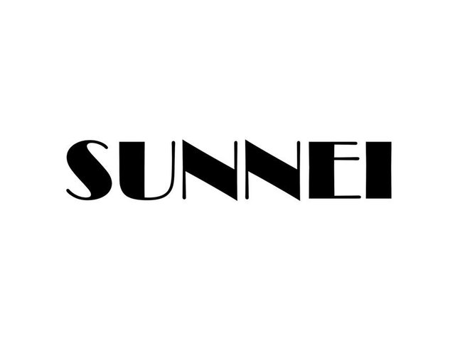 Zwarte tekst met het woord "SUNNEI" in een vette, gestileerde lettertype met variërende letterbreedtes en -vormen op een witte achtergrond. Geen aanvullende details.
