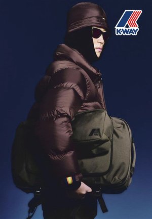 Chaqueta acolchada marrón con cuello alto, bolso bandolera verde con logo y guantes sin dedos con detalles de arcoíris sobre un fondo oscuro.