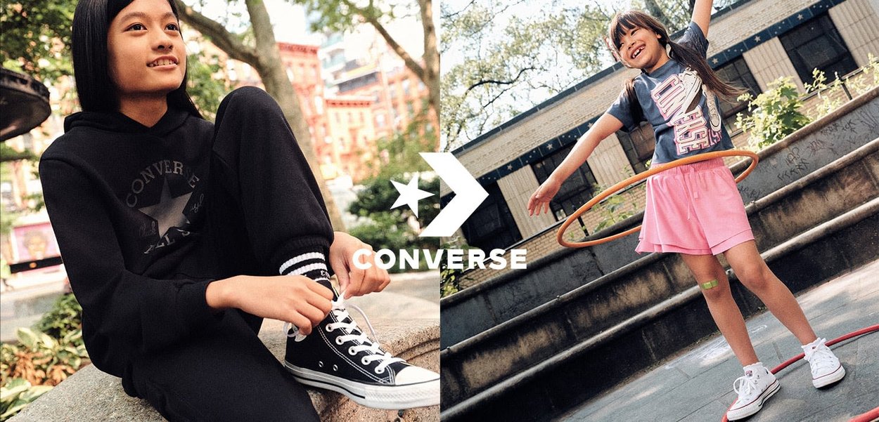 Un hoodie noir avec un logo étoile, un pantalon noir et des baskets Converse noires d'un côté ; un t-shirt gris, un short rose et des baskets Converse blanches de l'autre.