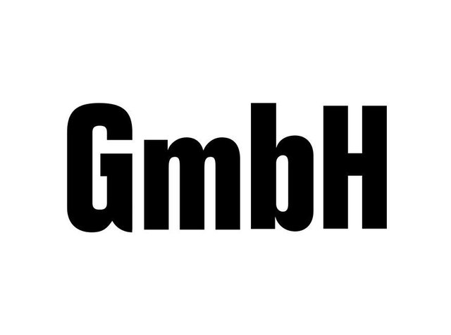 Zwarte vette tekst die "GmbH" spelt op een witte achtergrond, met een modern schreefloos lettertype met variërende letterhoogtes.