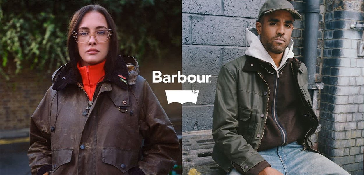 Braune gewachste Jacke mit Kapuze und orangefarbener Innenauskleidung, kombiniert mit einer dunkelgrünen Jacke und grauem Hoodie, beide vor urbanen Hintergründen abgebildet.