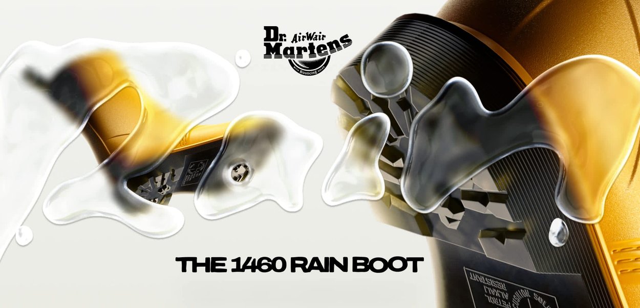 Stivale da pioggia giallo in gomma con suola nera texture. Presenta una forma arrotondata e un pratico manico, su uno sfondo bianco con un spruzzo d'acqua.