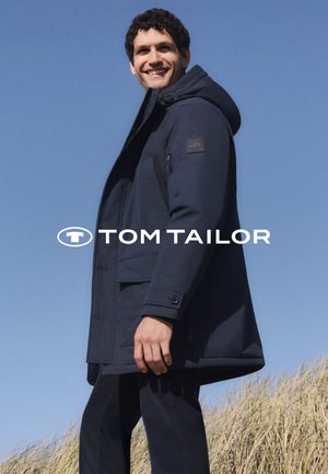 Marineblaue Parka mit Kapuze, mehreren Taschen, Reißverschlüssen und einem Logo-Patch. Hat einen geraden Schnitt und besteht aus einem langlebigen Stoff.