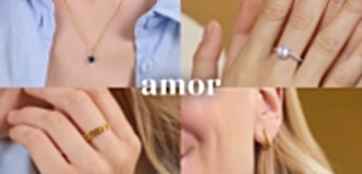 Gioielli assortiti tra cui una collana d'oro con una pietra blu, anelli d'oro, un anello di perle e un orecchino a cerchio d'oro su varie mani.