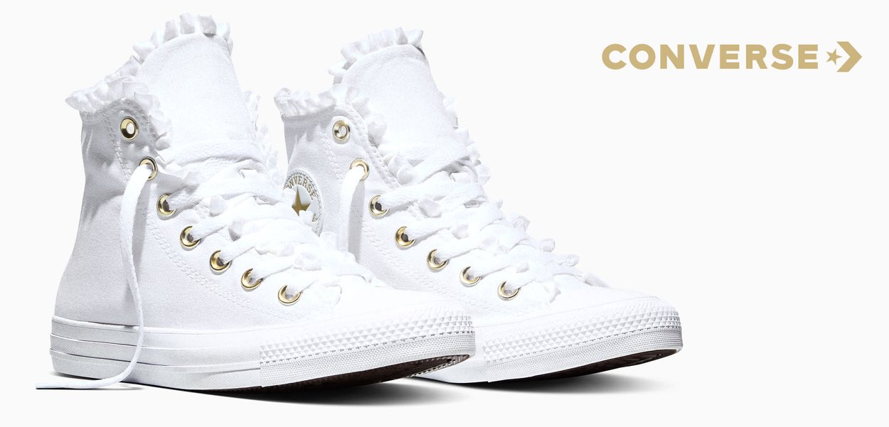 Zapatillas Converse blancas de caña alta con ojales dorados y cuello fruncido en el tobillo, mostradas lado a lado sobre fondo blanco.