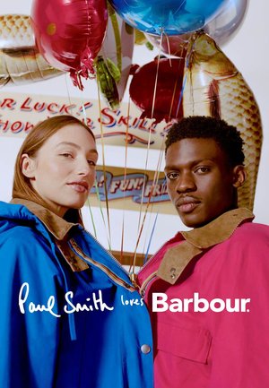 Zwei Models tragen bunte Jacken und stehen dicht beieinander, darüber glänzende, fischförmige Luftballons. Am unteren Rand ist Marken-Text eingeblendet.