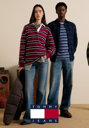 Outfit Tommy Jeans: una maglietta a maniche lunghe a righe color bordeaux, sovrapposizione a quadri e jeans blu; una camicia blu scuro a quadretti sopra una maglietta a righe blu e denim.
