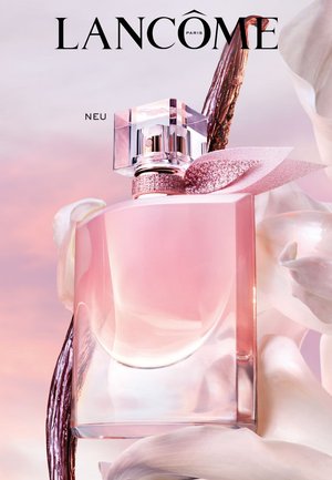 Lancôme Parfümflasche mit einem Glasgehäuse in pinkem Farbverlauf, einem kristallähnlichen Deckel und einem dekorativen rosa Band. Umgeben von sanften floralem Formen.