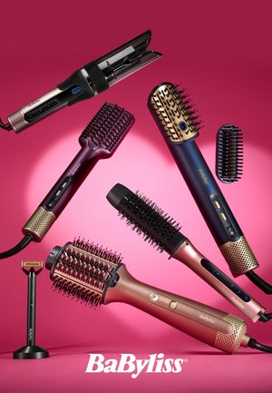 Ulike hårstylingsverktøy fra BaByliss, inkludert oppvarmede børster og en trimmer, vist på en rosa bakgrunn med merkevarens logo.