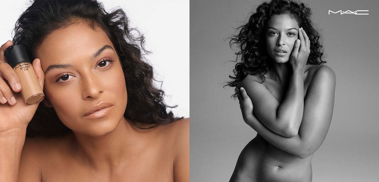Fond de teint MAC Studio Fix dans un flacon transparent, présenté par un modèle à cheveux bouclés, ayant un teint naturel, sur un fond neutre.