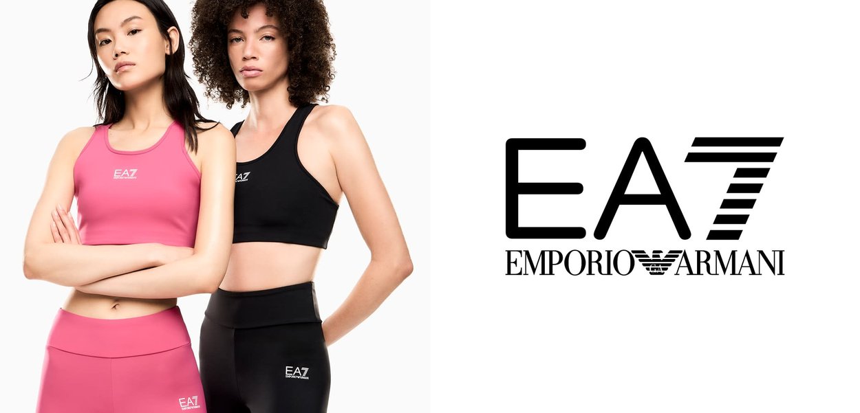 Dos mujeres en ropa deportiva, una vestida de rosa y la otra de negro, posando con confianza y los brazos cruzados sobre un fondo blanco.