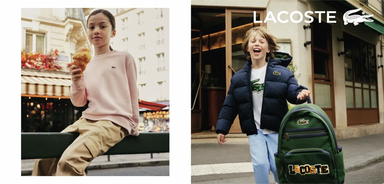 Deux enfants présentés : l'un porte un pull rose et un pantalon beige, tenant un croissant, l'autre porte une doudoune bleue avec un sac à dos vert.