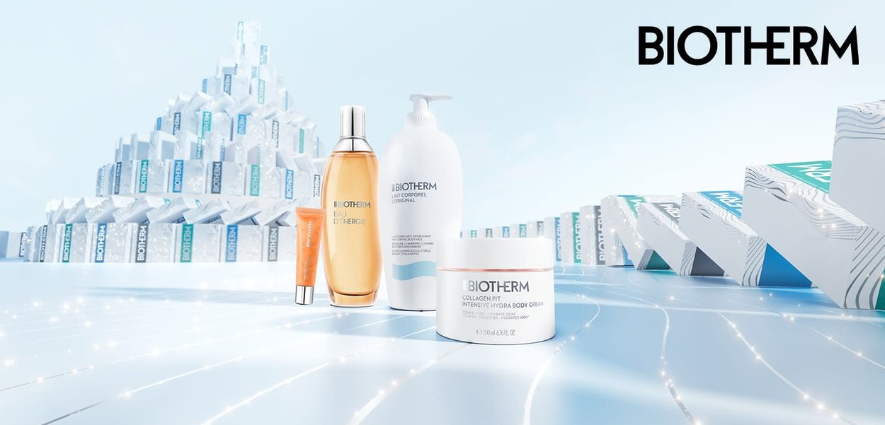 Vier Biotherm Hautpflegeprodukte: ein klarer oranger Gel, eine braune Flüssigkeit in einer runden Flasche, eine weiße Lotionflasche und ein weißes Cremedöschen vor einem blauen Hintergrund.