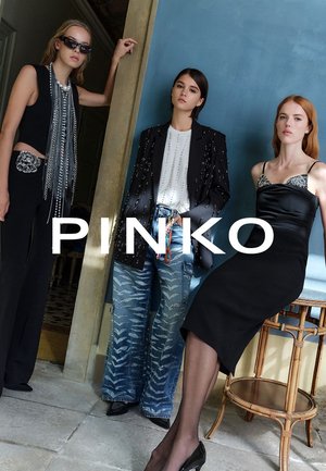 Drie modellen tonen een mix van zwarte en patronenrijke outfits, met versieringen, texturen en verschillende silhouetten. De achtergrond is een blauwe muur.