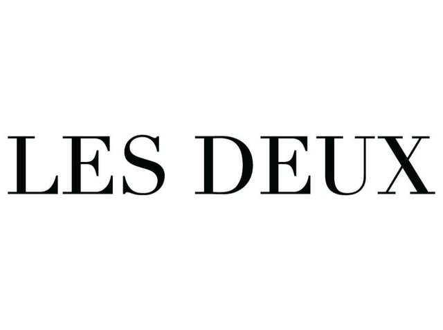 Texte noir lisant "LES DEUX" dans une police serif moderne et épaisse sur un fond blanc. Le design est épuré et minimaliste sans détails supplémentaires.