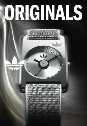 Silberne quadratische Uhr mit Stoffarmband, minimalistischem Zifferblatt und Logoakzent, vor einem dynamischen schwarzen Hintergrund.