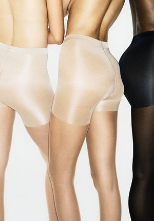 Tre par shorts præsenteret, der har gennemsigtige materialer i varierende nuancer: lys beige, medium beige og sort, med glatte teksturer og sømløst design.
