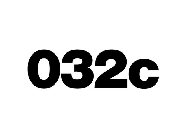 Dikke zwarte tekst met de karakters "032c" op een witte achtergrond. Het lettertype is vet en rond, wat de numerieke en alfabetische vormen benadrukt.