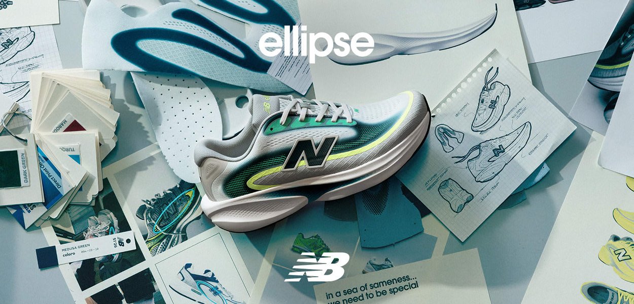 Scarpa da corsa con accenti verdi e gialli circondata da schizzi di design, campioni di tessuto e campioni di colore su una postazione di lavoro.