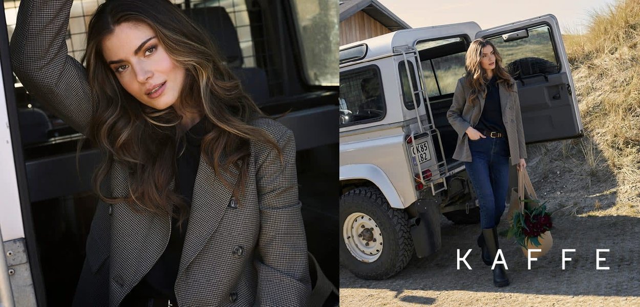 Blazer à carreaux avec une coupe ajustée, associé à un jean foncé et à des bottes montantes. Bouquet de fleurs à la main, en plein air avec un véhicule en arrière-plan.