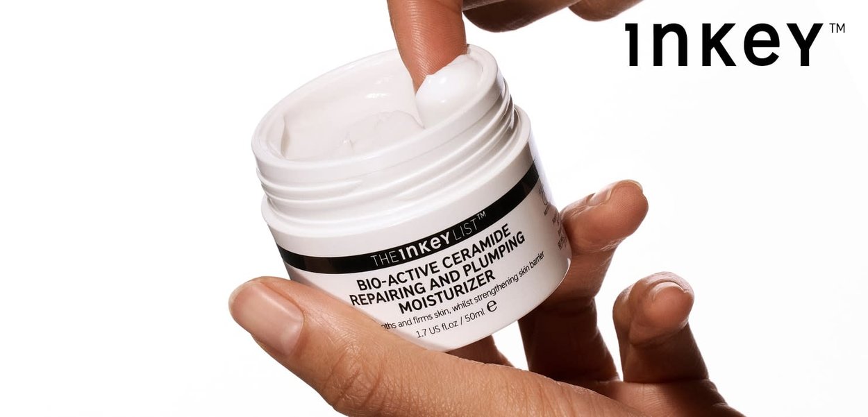 Hvid fugtighedscremebeholder med sort etiket. Cremet tekstur tages op med en finger. Produktnavn synligt: "Bio-Active Ceramide."