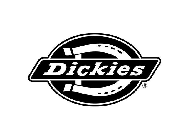 Zwart-wit logo met "Dickies" in een vet, gestileerd lettertype. Omringd door een hoefijzervorm met decoratieve steekdetails.