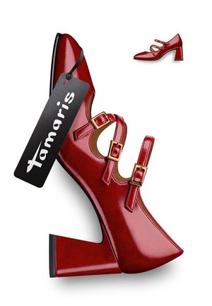 Chaussure à talon bloc en cuir verni rouge avec bout pointu, brides à double boucle et finition brillante. Étiquette de marque attachée à la cheville.