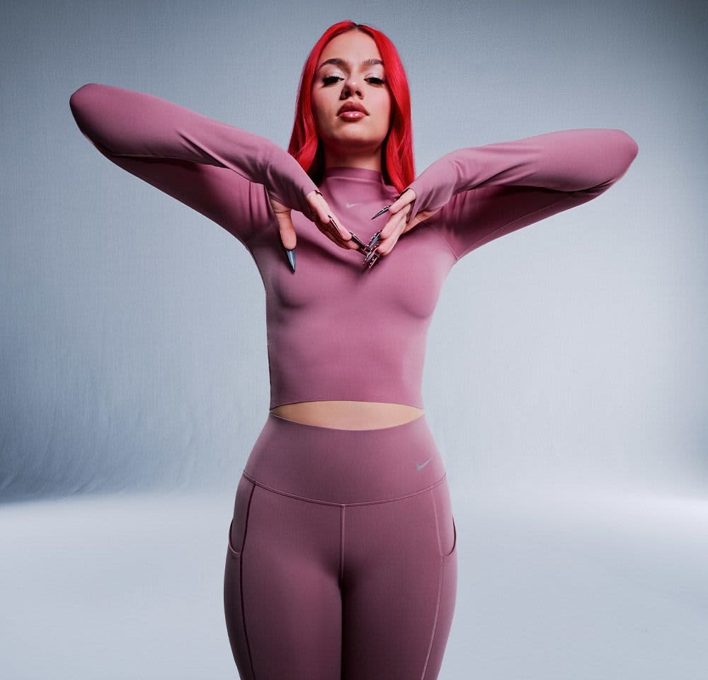 Langärmliges, tailliertes Oberteil und hochtaillierte Leggings aus muted Mauve Stoff. Mit stehendem Kragen und Ausschnitt in der Taille.
