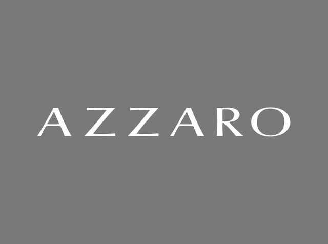 Azzaro-Logo in Weiss, fett gedruckter Serifenschrift auf grauem Hintergrund, zentriert ausgerichtet, ohne zusätzliche Grafiken oder Verzierungen.