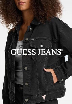 Schwarze Jeansjacke mit silbernen Knöpfen, zwei Brusttaschen und einem dreieckigen Logo-Patch am Saum. Sie hat einen klassischen Schnitt und eine durchgehende Knopfleiste.