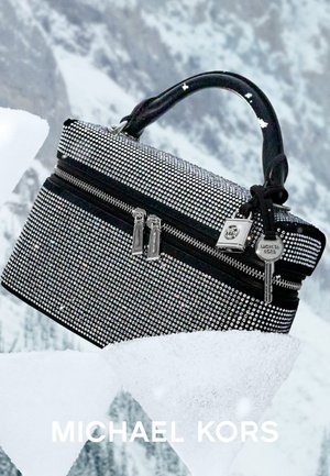 Bolso negro adornado con rhinestones plateados, con doble cremallera, un asa resistente y un pequeño charm. Textura suave con diseño geométrico.