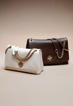 Zwei Handtaschen: Eine weiße mit glatter Oberfläche und Goldkette, und eine braune mit strukturierter Oberfläche und einem goldenen Emblem.