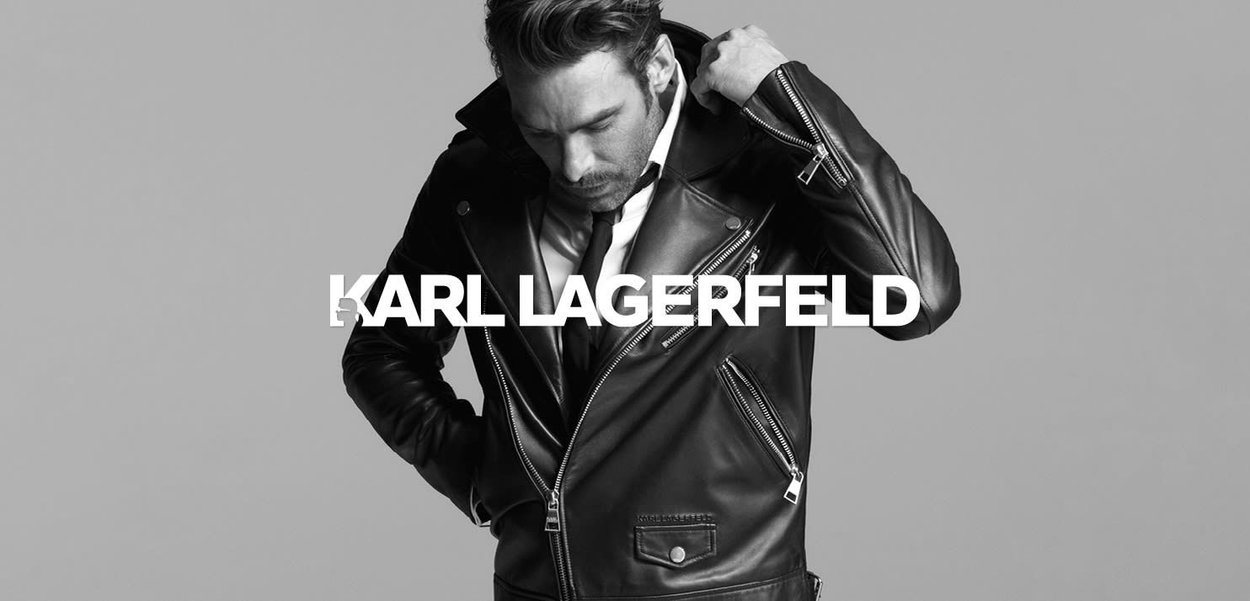 Schwarze Leder-Bikerjacke mit Reißverschlusstaschen, silbernen Beschlägen und slim Fit. Das Modell posiert vor einem grauen Hintergrund und präsentiert das Design der Jacke.