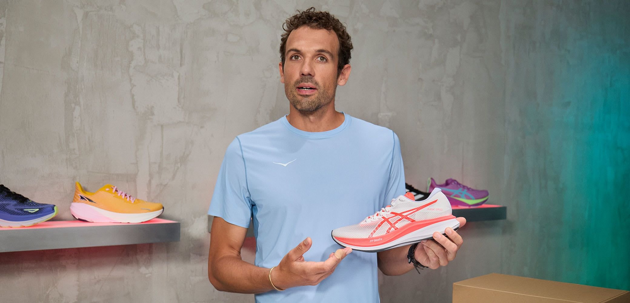 Leichter Laufschuh in Weiß mit pinken und orangefarbenen Akzenten. Verfügt über ein Obermaterial aus Mesh, eine gepolsterte Sohle und ein aerodynamisches Design.