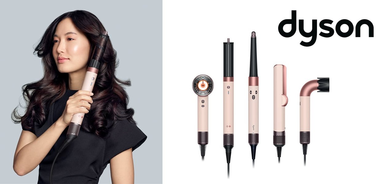 Donna con lunghi capelli scuri che utilizza il Dyson Airwrap styler, mostrato con cinque accessori di styling intercambiabili su sfondo bianco.
