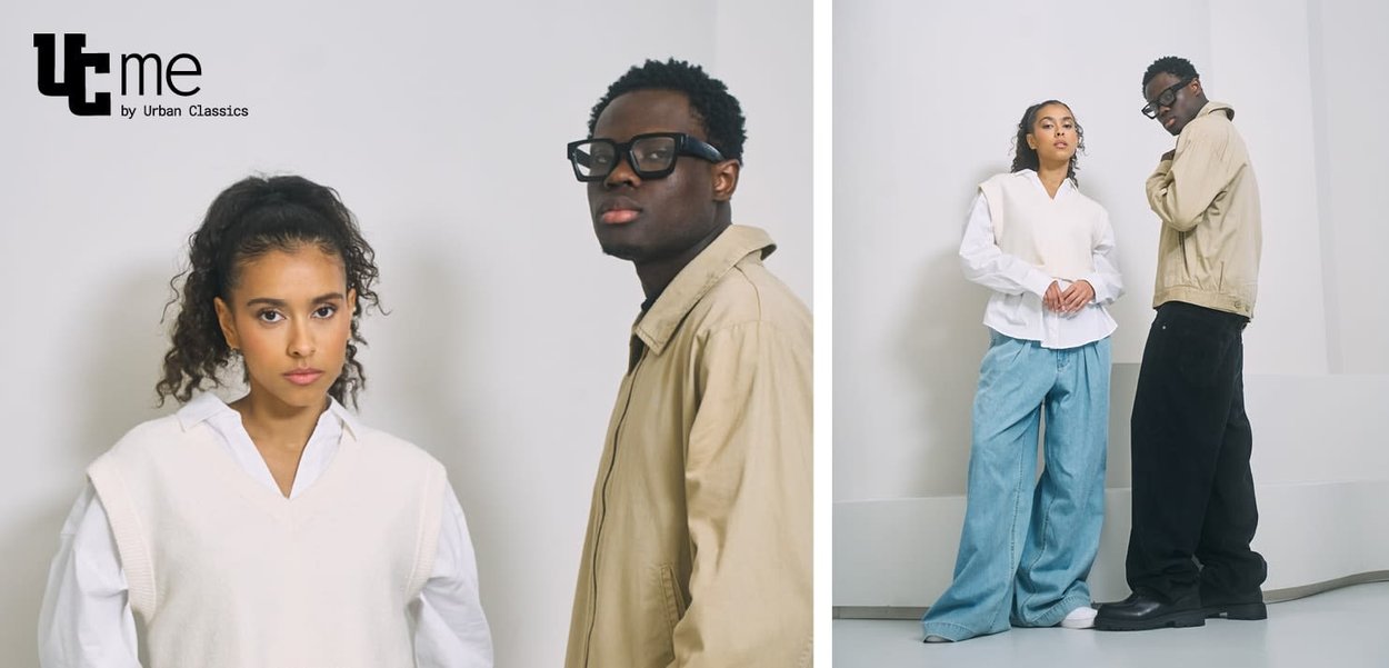 Deux mannequins posent côte à côte. L'un porte un gilet beige clair sur une chemise blanche et un jean bleu ample. L'autre arbore une veste beige et un pantalon noir.