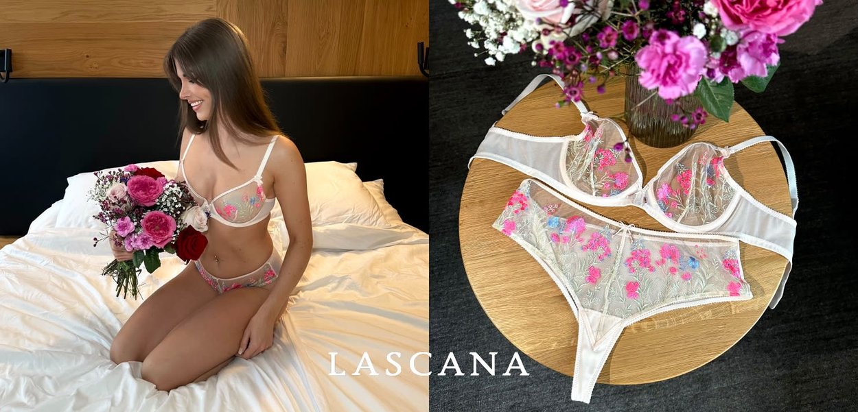 Femme portant une lingerie brodée de fleurs, assise sur un lit tenant un bouquet ; soutien-gorge et culotte assortis exposés sur une table en bois avec des fleurs au-dessus.