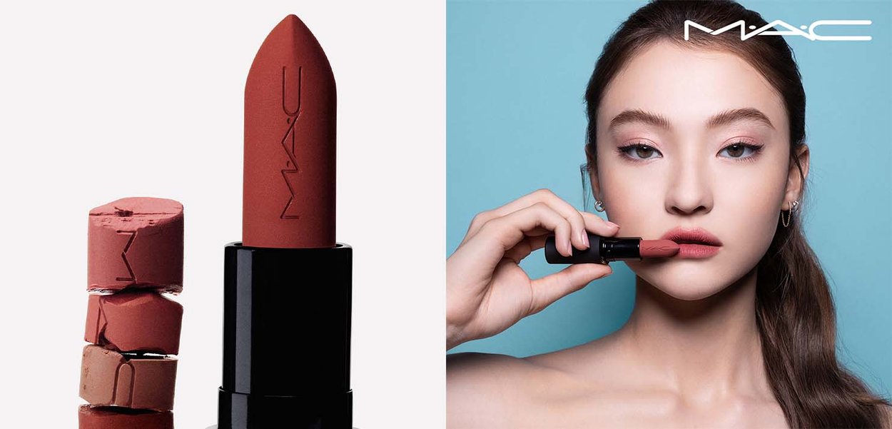 Rossetto opaco MAC impilato e verticale nella tonalità rosa tenue accanto a una donna che applica un rossetto abbinato sulle labbra su sfondo blu.