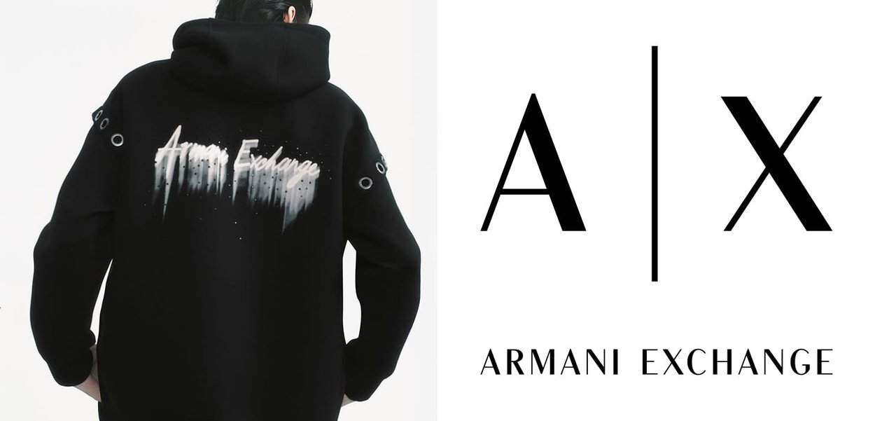Schwarzer Kapuzenpullover mit einem Graffiti-Stil "Armani Exchange" Design in Weiß auf dem Rücken, mit Metallösen an den Ärmeln.