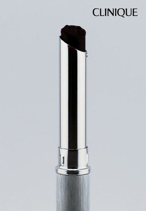 Clinique dunkelbrauer Lippenstift mit silberner Hülse, aufrecht stehend vor hellem, einfarbigem Hintergrund mit Clinique-Logo oben rechts.