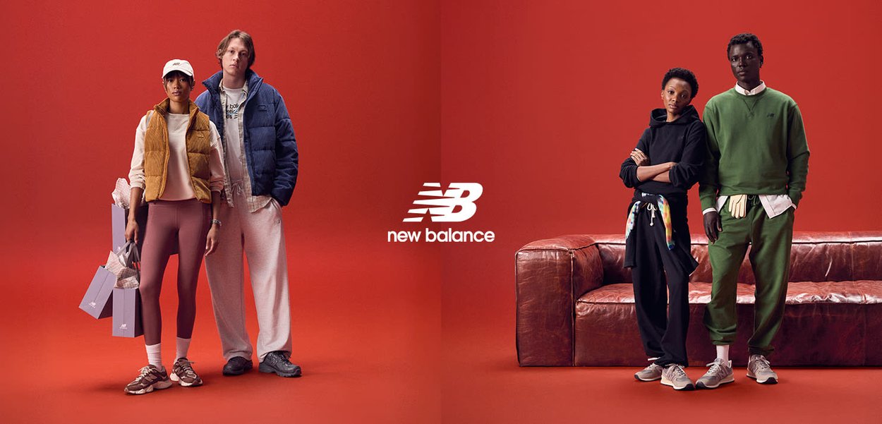 Due gruppi di persone in abbigliamento sportivo casual su uno sfondo rosso. A sinistra una donna con un gilet senape e leggings, e un uomo con una giacca imbottita blu. A destra una donna con una felpa con cappuccio nera e un uomo con una felpa verde, entrambi con calzature coordinate.