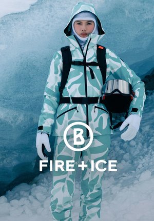 Vzoru kombinéza na lyže v mátově zelené a bílé maskáčové barvě, vyrobená z odolného materiálu. Má přední zip, kapuci a odrazové prvky.