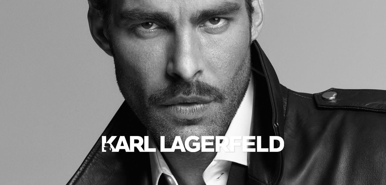 Veste en cuir noir avec col montant, texture lisse ; expression sérieux du mannequin sur fond neutre. Logo "KARL LAGERFELD" en dessous.
