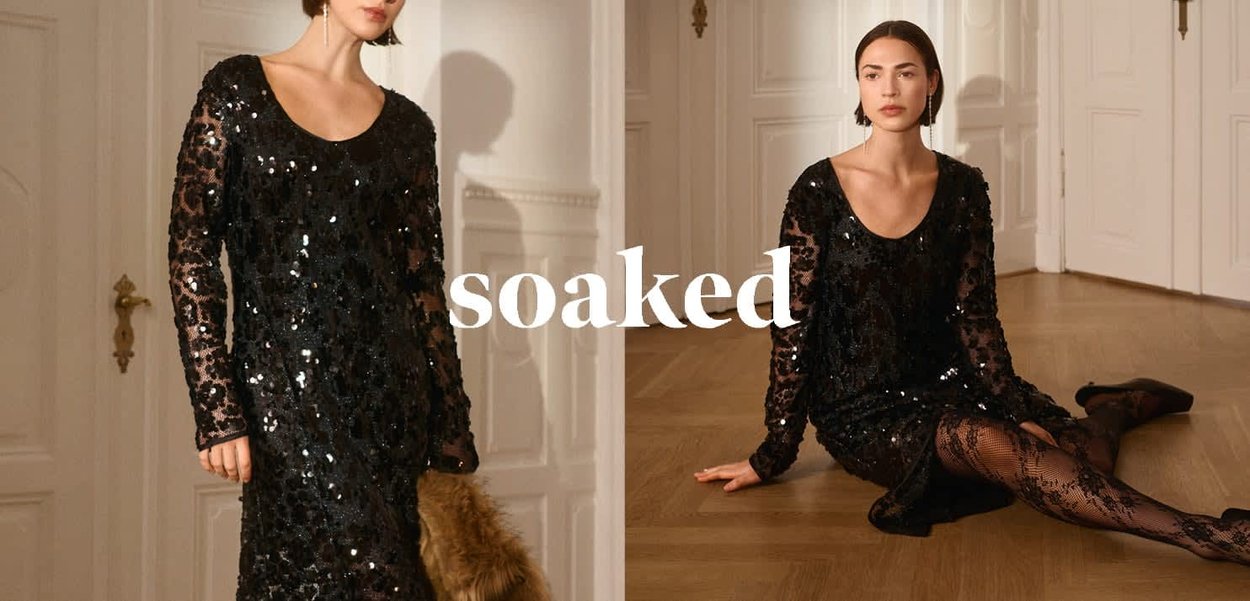 Schwarzes Paillettenkleid mit langen Ärmeln, tiefem Ausschnitt und lockerer Passform. Texturiert mit glänzenden Pailletten, akzentuiert durch eine spitzenähnliche Leggings.