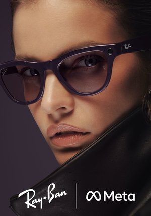 Lunettes de soleil Ray-Ban en plastique violet avec une monture angulaire surdimensionnée. Col en cuir noir partiellement visible. Logo sur la monture et en bas.