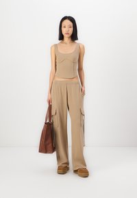UGG OPHIRA PANT - Pantaloni sportivi - beige/grigio - Zalando.it