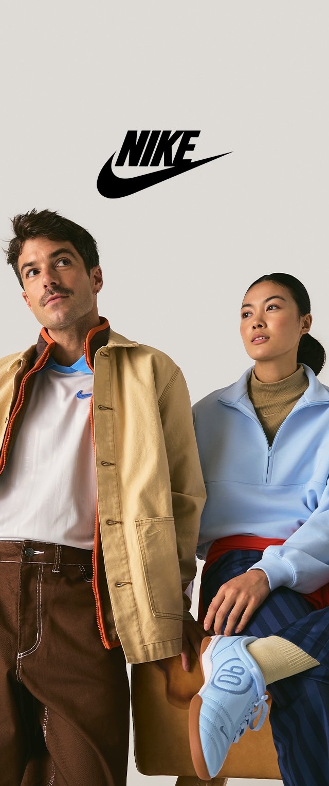 Dos modelos vistiendo ropa deportiva: una chaqueta beige, una camiseta blanca y pantalones marrones; un sudadera azul claro y pantalones a rayas. Zapatillas azul claro.