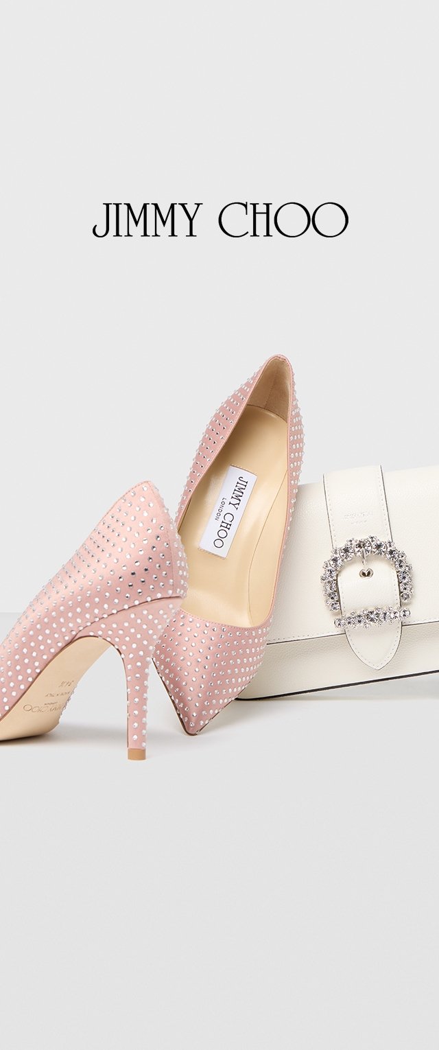 Rosa Stilettos mit strukturierten Oberflächen und silbernen, nagelbesetzten Akzenten, neben einer weißen Clutch mit einem besetzten Schnallen-Detail.