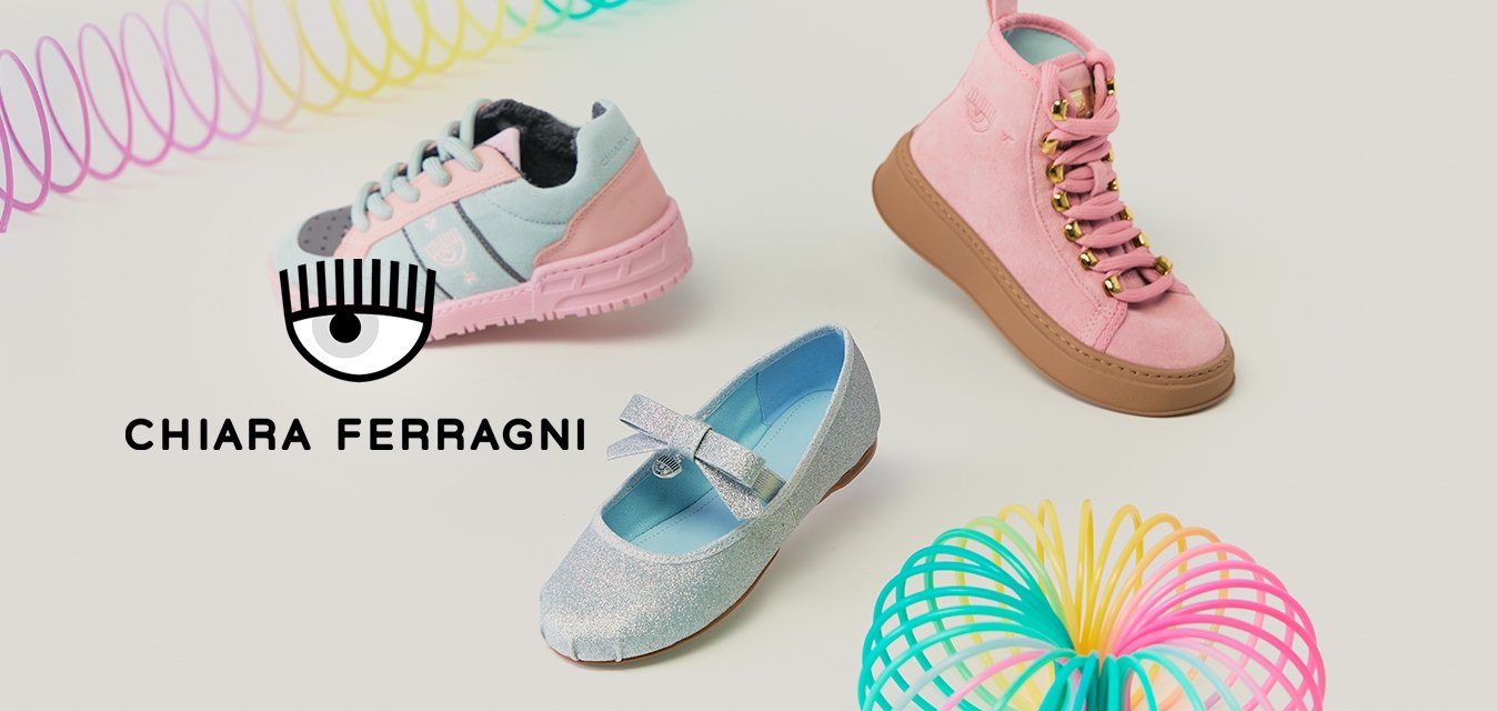 Tři dětské boty (růžový teniska, stříbrná třpytivá bota, růžová vysoká bota) a dvě barevné plastové spirálové hračky na světlém pozadí.